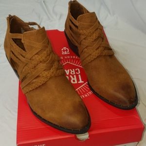 True Craft Epic Mocha ankle booties size 6